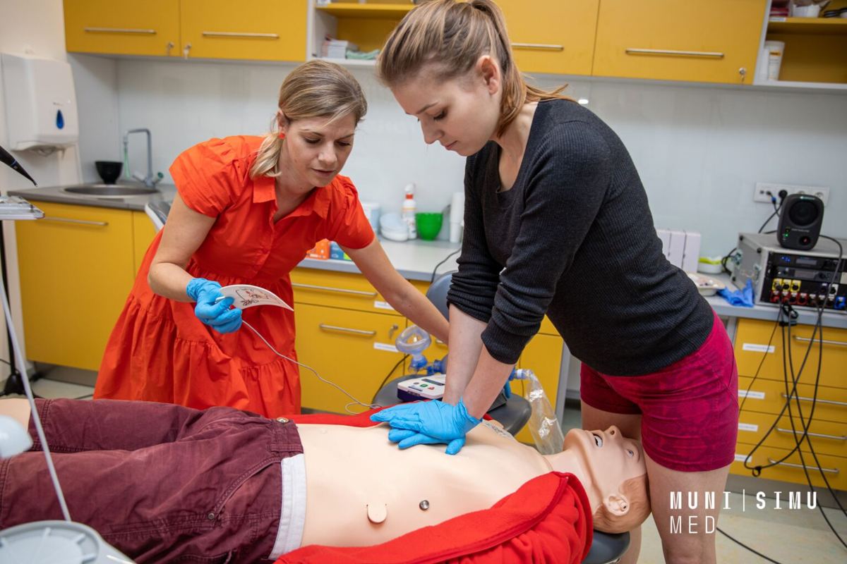 Účastníci kurzu nacvičují resuscitaci v simulované zubní ordinaci