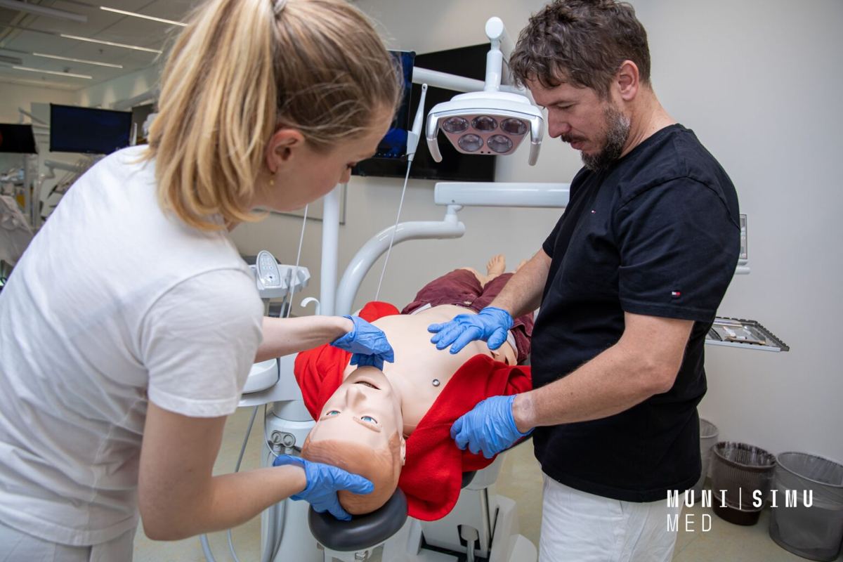Nácvik náhlé příhody u pacienta v zubním křesle v simulačním centru